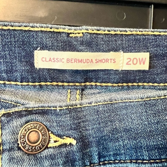 Levi CLASSIC BERMUDA WOMEN'S SHORTS (PLUS SIZE) Women's Denim Shorts Size: 20 W - Picture 10 of 12